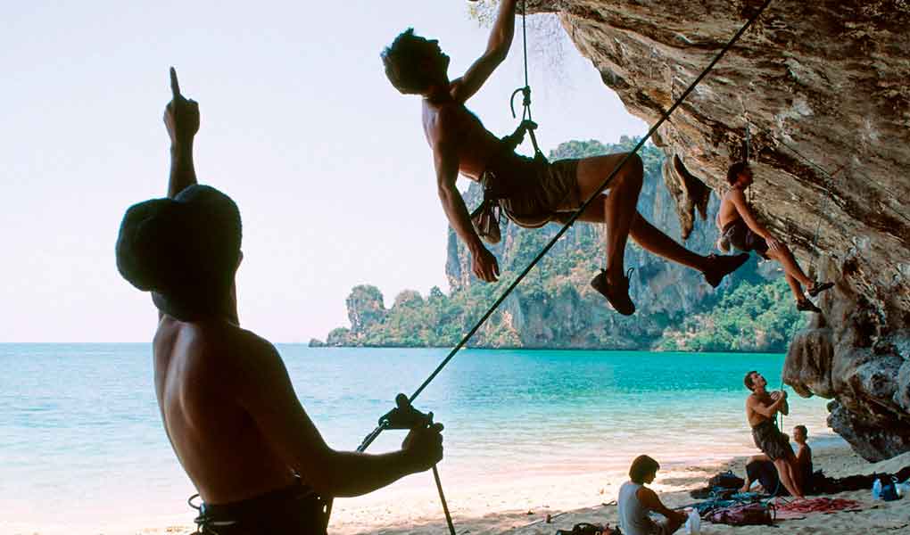 Actividades en las playas de Tailandia mar de fondo en una gruta