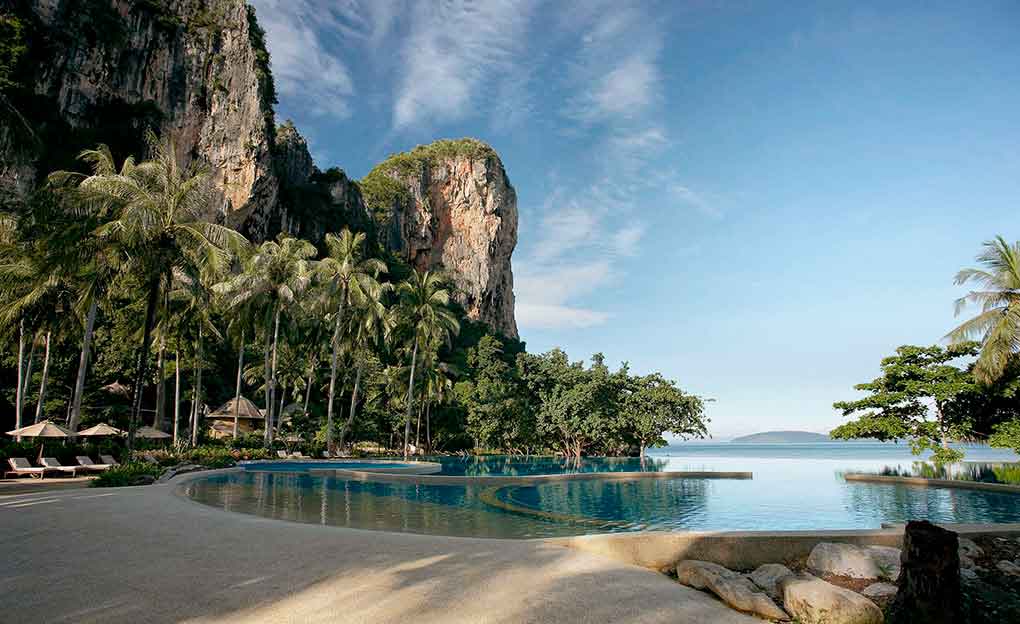 Playa y piscina de las zonas comunes del hotel Rayavadee Krabi