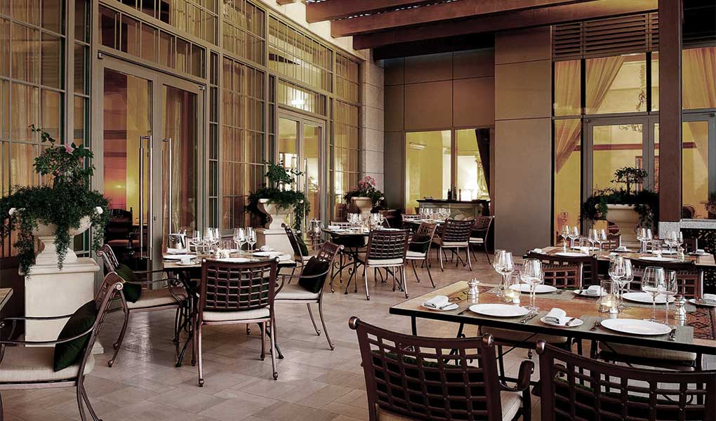 Restaurante por la noche hotel St. Regis Abu Dhabi