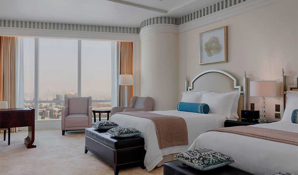 Interior habitación St. Regis Abu Dhabi con vistas a la ciudad