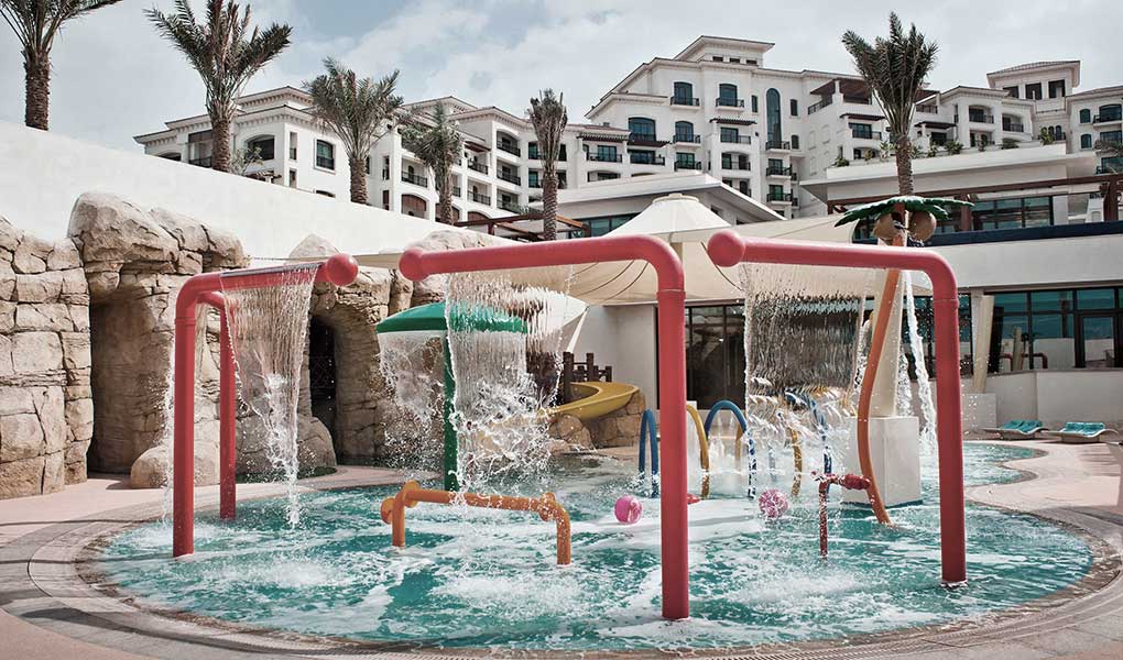 Zona de juego en la piscina para niños del hotel familia Abu Dhabi