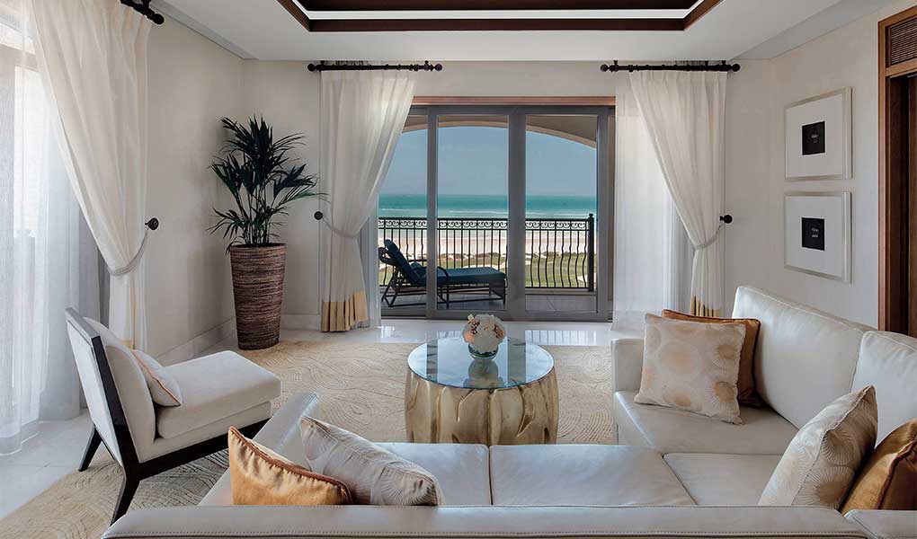 Salón de la habitación hotel St. Regis Saadiyat Island Resort