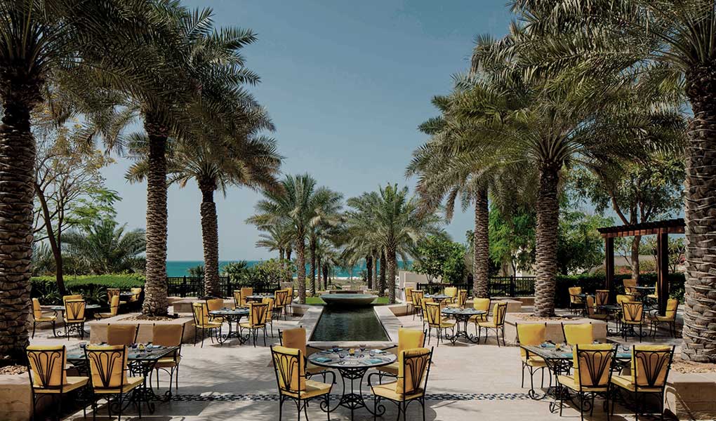 Restaurante exterior St. Regis Saadiyat Island Resort palmeras