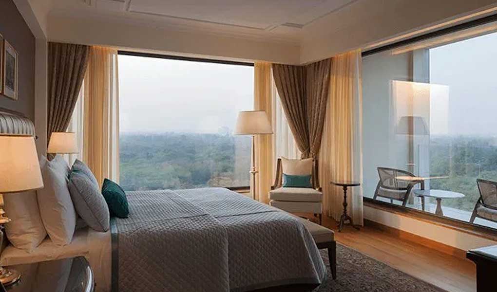 Interior de la habitación del hotel con vistas a la ciudad