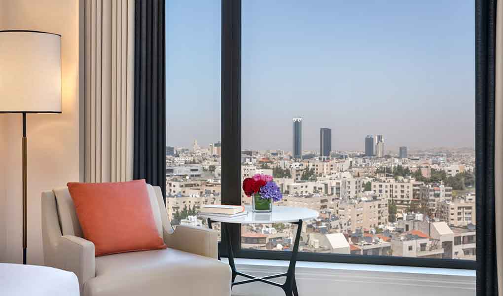 Ventana de la habitación con vistas a la ciudad