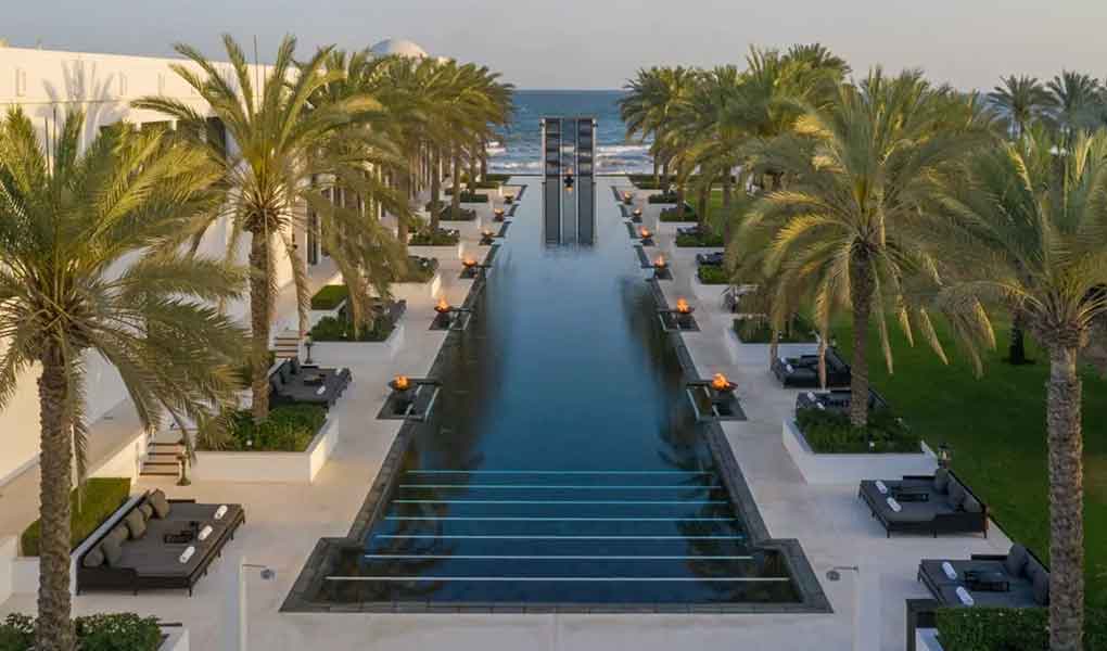 Vistas a la piscina exterior del hotel