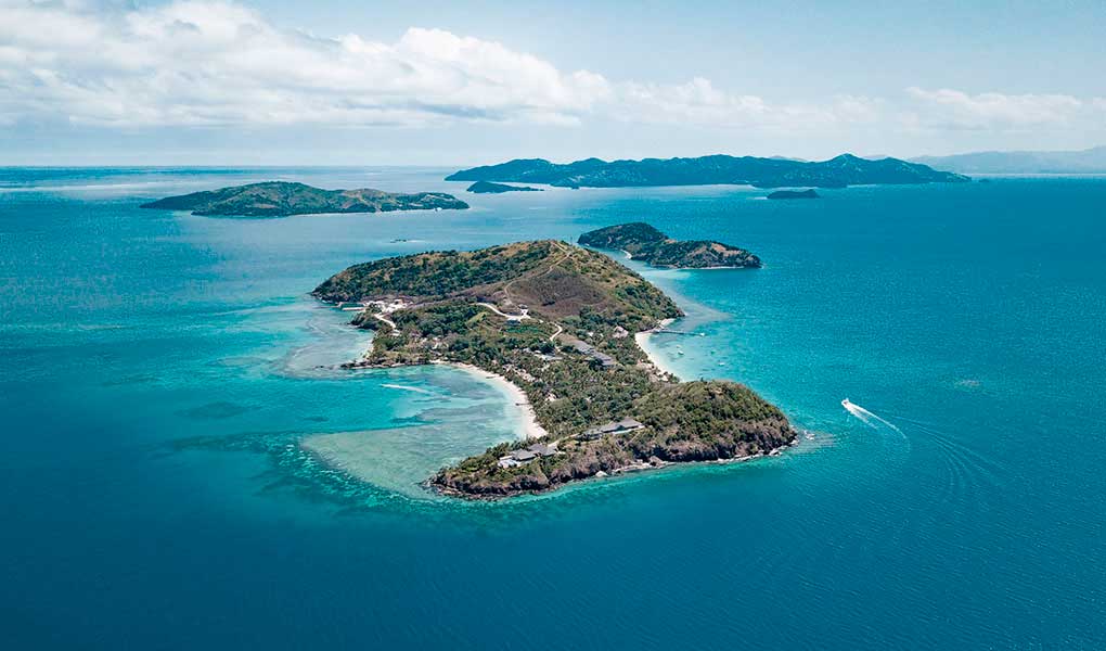 La isla Kokomo Private Island desde el aire mar Fiji de fondo