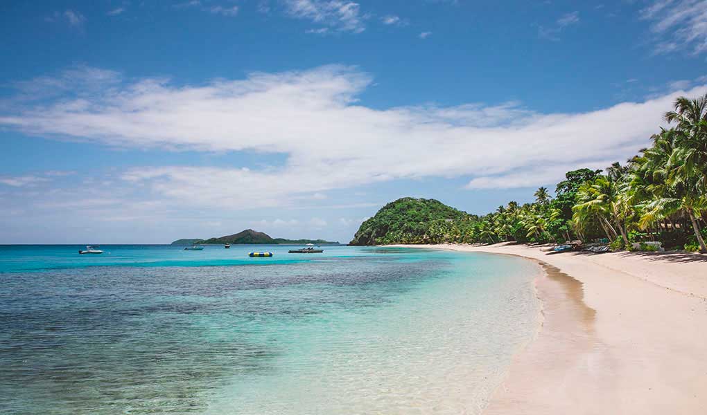 Arenas blancas Fiji con mar aguas cristalina hotel lujo