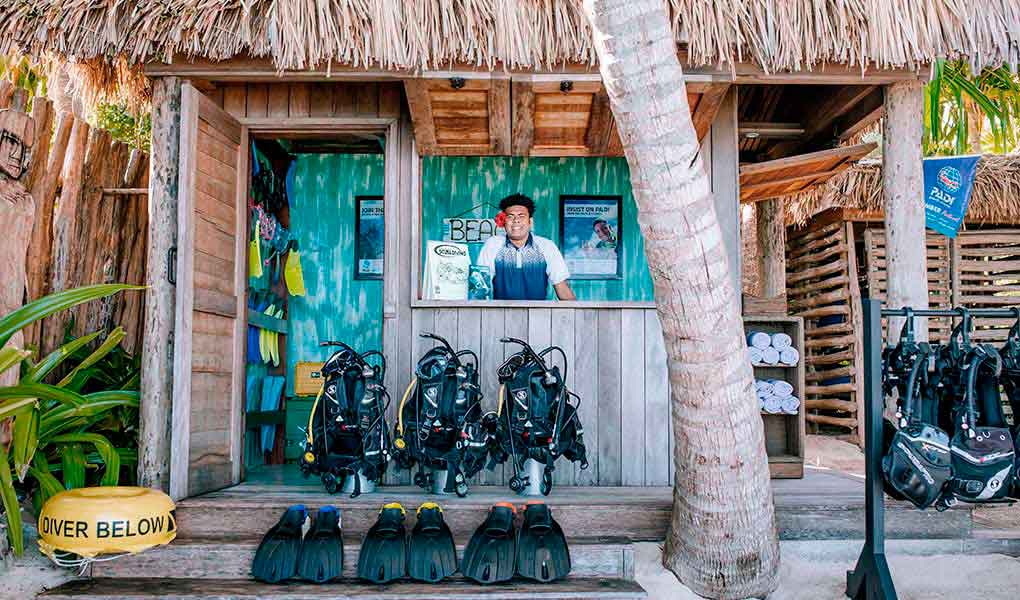 Staff del hotel lujo centro de buceo Kokomo Private Island